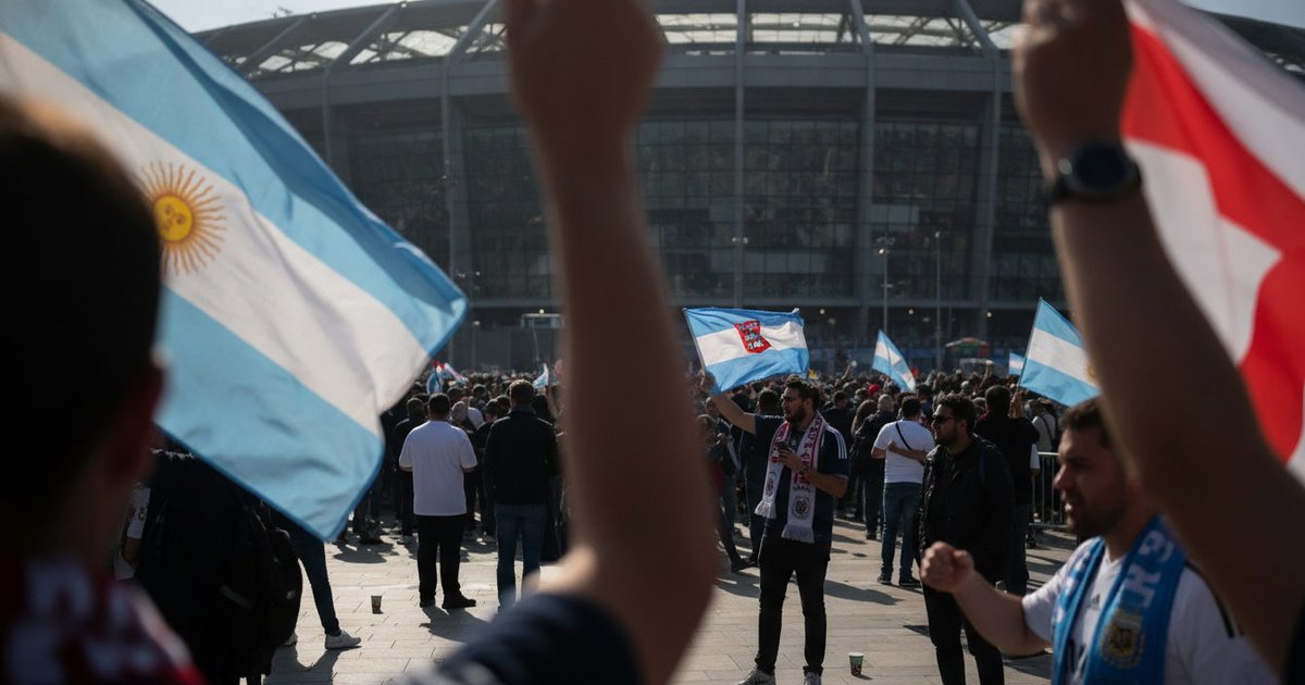 Aficionados de Argentina e Inglaterra con banderas y bufandas esperando fuera del estadio antes de la semifinal del Mundial 2026.