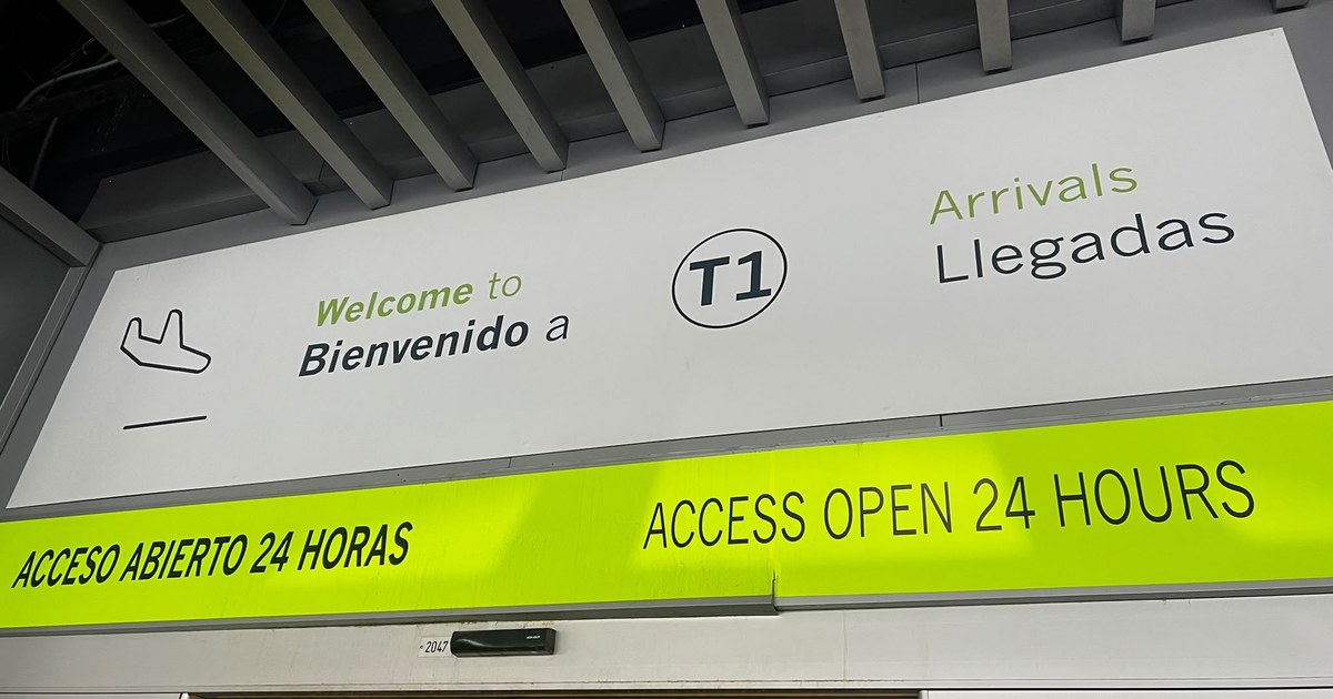 Cartel de llegadas de la terminal T1 de un aeropuerto, con el saludo «Bienvenido a» en español y en inglés