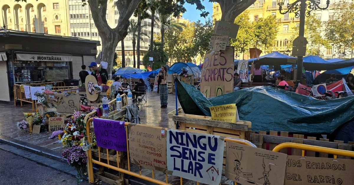 Acampada por el derecho a la vivienda en la plaza del Ayuntamiento de València con tiendas de campaña y pancartas